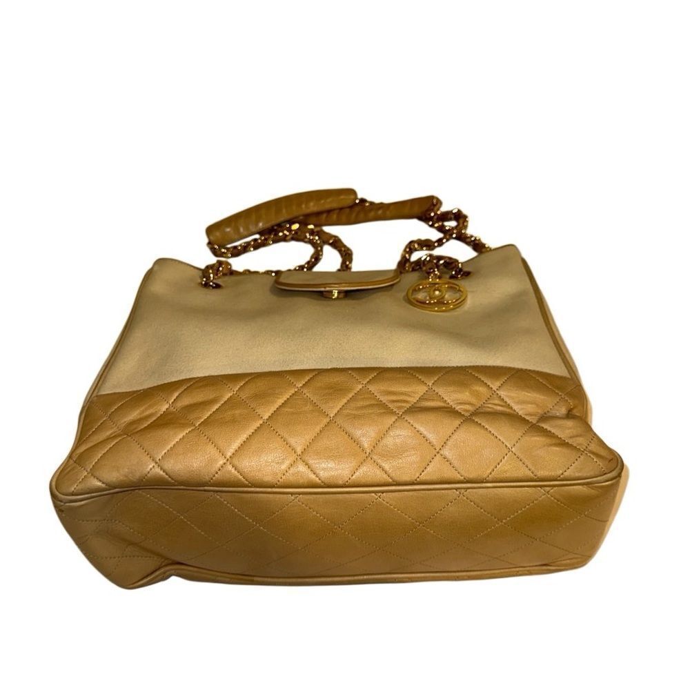 Chanel Chic Two-Tone Designer Tote Bag - Picture 6 of 15